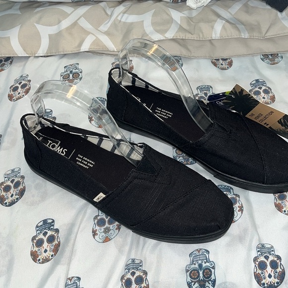 The Venice Collection Black Slip-On Shoes - Picture 7 of 8